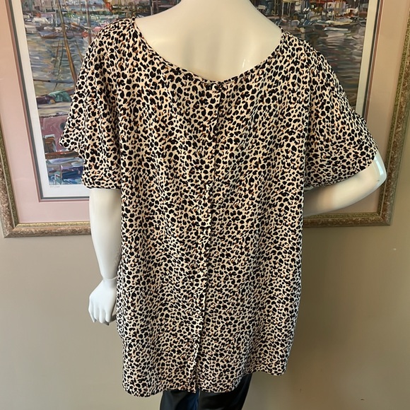 POP OVER LEOPARD TOP W/BUTTON DOWN BACK - Picture 3 of 6
